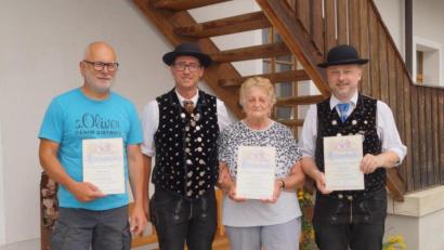 Bild: pop
Der Heimat- und Volkstrachtenverein Schmidmühlen ehrt drei langjährige und engagierte Mitglieder (von links): Hubert Hummel, Vorsitzender Markus Mehringer, Maria Praller und Gerald Stauber.