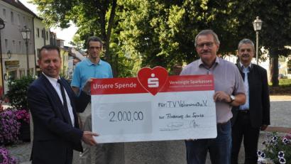 Bild: dob
Diese 2000-Euro-Spende kommt von der Vereinigten Sparkasse mit Vorstandschef Gerhard Hösl (links) gerade richtig für den Turnverein mit den Vorsitzenden Klaus Nigg (Zweiter von rechts) und Dieter Mittelmeier (Zweiter von links). Die Initialzündung dafür ging von Bürgermeister Andreas Wutzlhofer aus.