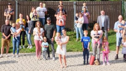 Bild: Stefanie Gradl
Viele lachende Gesichter und fröhliches Babygeschrei erklingt im Vilsecker Burghof beim Babyempfang mit Bürgermeister Hans-Martin Schertl.