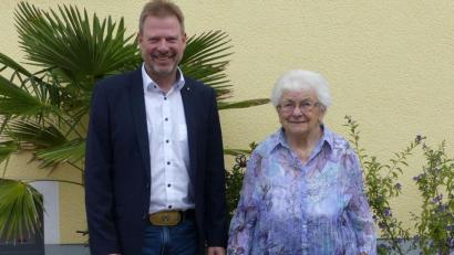 Bild: Gemeinde Freudenberg/exb 
Der Jubilarin Therese Lippert aus Etsdorf gratuliert Bürgermeister Alwin Märkl.