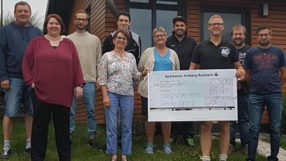 Bild: sak
Die Kirwagemeinschaft Schlicht unterstützt den Hospizverein Amberg finanziell (von links): Fritz Herold, Sabine Kredler, Markus Neubauer, Angela Häring vom Hospizverein Amberg, Fabian Herold, Sieglinde Geier, Stefan Wismeth, Vorsitzender Andreas Kredler, Patrick Luber und Zweiter Vorsitzender Stefan Stubenvoll.