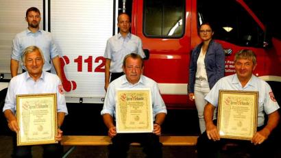 Bild: R. Kreuzer
Die Feuerwehr Mallersricht ehrte treue Kameraden (sitzend von links) für 50 Jahre Karl Bärnklau, Eberhard Ochs und Werner Bärnklau. Kommandant Gerhard Bärnklau, Vorsitzender Martin Beutner und Verbindungsstadträtin Hildegard Ziegler gratulieren.