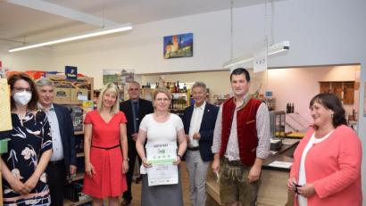 Bild: bnr
Der Qualitätsstandard des Dorfladens in Trausnitz wurde vom Dorfladen-Netzwerk mit vier Sternen ausgezeichnet. Simone Lehman (Dritte von links) übergab das begehrte Zertifikat an Bianca Schmid (Mitte) und Bürgermeister Martin Schwandner (Zweiter von rechts).
