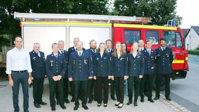 Bild: gru
Die neue Führung der Feuerwehr Edelsfeld mit Vorstandsmitgliedern und Kommandanten.