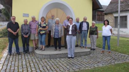 Bild: Kerstin Grüner/exb
Aktuelle und ausgeschiedene Vorstandsmitglieder des Kapellenbauvereins Welluck: (von links) Norbert Grüner, Josef Deinzer, Walter und Gerda Hörmann, Herbert Appl, Marianne Albersdörfer, Hans Lindner, Kerstin Grüner, Baptist Kraus, Karl und Vroni Heberl, Inge Rogner.