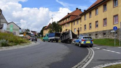 Bild: szl
Ein Unfall geschah am Donnerstag gegen 13.30 Uhr im Kreisverkehr in Tirschenreuth Richtung Mitterteich. Der Anhänger eines Kleintransporters kippte um und landete am Fahrbahnrand.