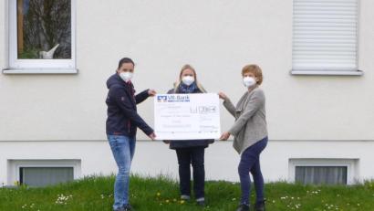 Bild: Kindergarten St. Martin Gebenbach/exb
Natascha Kussin (von links) und Claudia Flierl von der Familiengemeinschaft Gebenbach überreichen eine 330-Euro-Spende an die Leiterin des Kindergartens St. Martin, Gabi Neuberger-Ströhl.