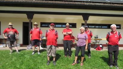Bild: jzk
Vorsitzender Hans-Jürgen Breuer (Dritter von links) und Sportwart Alfons Foitzik (rechts) gratulierten den besten Petanque-Spielern beim Vereinsturnier: Thorsten Niewolik, Helmut Porst, Gerd Jobst, Elisabeth Didjurgis und Dieter Niewolik (von links).