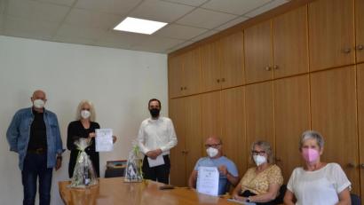 Bild: gi
Jeweils ihren 20. Aufenthalt verbringen Udo und Inge Golombek (links) sowie Carmen und Manfred Leibrock (Zweite und Dritter von rechts) in der Urlaubsgemeinde. Bürgermeister Armin Bulenda (Dritter von links) dankte ihnen für die Treue. Mit dabei Gastgeberin Hanni Frischholz.