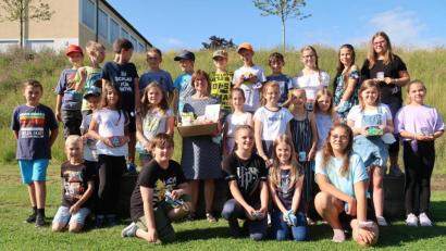 Bild: Grundschule Plößberg/exb
Irmgard Wittmann (Mitte) mit ihrer 4. Klasse, die ihr ein Abschiedsgeschenk überreicht hat.