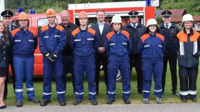 Bild: bö
Junge Aktive der Feuerwehr Allersburg-Berghausen erreichen das Jugendleistungsabzeichen. Dazu gratulieren Ausbildungsleiter Wolfgang Hummel (lInks), Kreisbrandinspektor Hubert Blödt (rechts) sowie Bürgermeister Florian Junkes und sein Stellvertreter Manfred Braun.
