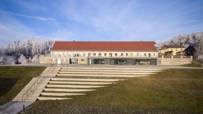 Bild: Rainer Viertlböck/exb
Das Bildungszentrum der KZ-Gedenkstätte Flossenbürg darf sich mit einem Architekturpreis schmücken.