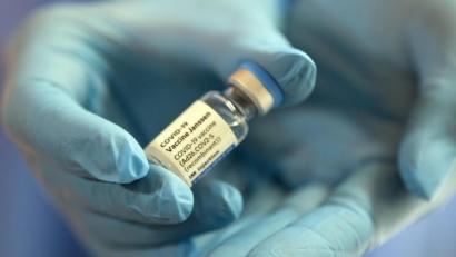 Symbolbild: Federico Gambarini/dpa
Ein Fläschchen mit dem Impfstoff von Johnson & Johnson wird gezeigt.