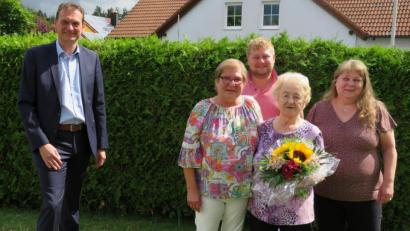 Bild: adj
Im Kreis ihrer Töchter und mit Enkel Dominik nahm Kunigunda Messer die Glückwünsche von Bürgermeister Ernst Schicketanz (links) zum 85. Geburtstag entgegen.