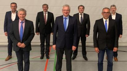 Bild: mez
Die drei Aufsichtsräte (vorne von links) Josef Birkner, Johannes Reger und Paul Reichenberger wurden turnusmäßig bei der Vertreterversammlung in ihrem Amt bestätigt. Es gratulierten (hinten von links) Vorstandssprecher Joachim Geyer, Oberrevisor Thomas Binapfl, Lagerhauschef Josef Scheidler und Vorstand Robert Haubner.