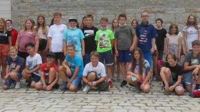 Bild: mez
Alle 37 Firmlinge nahmen an einem kleinem Einkehrtag im Haus Johannisthal teil bei dem sie vieles über den Symbolcharakter der Firmung erfuhren. Ein kleines Firm-Quiz an der frischen Luft und ein kleiner Film über den Ablauf der Firmung rundeten den gelungenen Tag ab.