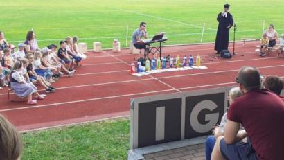 Bild: njn
Im Sportzentrum fand der Abschlussgottesdienst des Kindergartens Regenbogen mit Pfarrer Manuel Sauer statt.