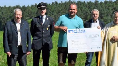 Bild: sche
Die Vereine von Aschach und Immenstetten übergeben eine Spende an die Kirchenstiftung (von links): Zweiter Vorsitzender Moritz Gebhard von der Feuerwehr Aschach, Kirchenpfleger Alfred Schorner, Vorsitzender Stefan Lehmeier von der Feuerwehr Immenstetten, CSU-Ortsvorsitzender Christian Drexler, Vorsitzender Gerhard Meier vom. Stopselclub Aschach, Pfarrer Eduard Kroher und Burschenvereins-Vorsitzender Thomas Rembold.