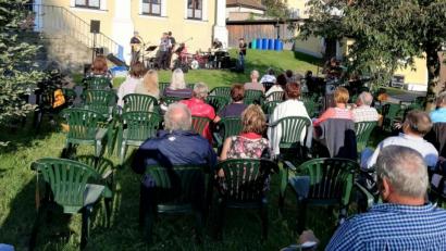 Bild: bey
Die Gäste genossen den Sound von "Back Beat" bei der Serenade im Pfarrgarten.