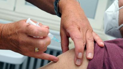 Bild: Stephan Huber
Der schützende Piks vor dem Coronavirus ist nur noch eine Frage von Millimetern. Oberarm freimachen, Piks, Tupfer, Heftpflaster – fertig.