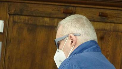 Bild: hwo
Er sitzt mit Corona-Maske und Sonnenbrille in seinem Stuhl, dreht sich ab vom Geschehen im Gerichtssaal und schweigt. Außer einer kurzen impulsiven Äußerung haben die Prozessbeteiligten bisher nichts von Karlheinz R. gehört. Ob sich das noch ändert, wird der letzte Teil des Prozesses wegen Doppelmord zeigen.