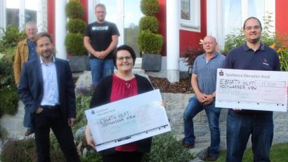 Bild: soj
Florian Pöllath von der Feuerwehr (rechts) und Carolin Knott von der Kolpingfamilie (Dritte von rechts) überreichten mal Spenden für die Flutopfer in Westdeutschland. Darüber freuten sich (von links) Hans Enders, Uwe Lichteblau, Johannes Bauer und Josef Söllner.