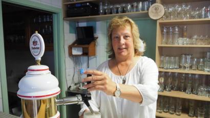 Bild: bl
Katharina Arnold, bei den meisten Pfreimdern bekannt als Kathi, hält seit 40 Jahren in der Gastronomie die Stellung. Ihr Weg als Pächterin führte sie von der "Tankstelle" in die Vereinsräume der Landgraf-Ulrich-Halle.