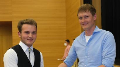 Bild: Hirsch
Andreas Fischer (links) schloss die Landwirtschaftsschule als einziger mit der Traumnote 1,0 ab. Klassenleiter Michael Vetter (rechts) überreichte ihm Zeugnis, Urkunde und Geschenk.
