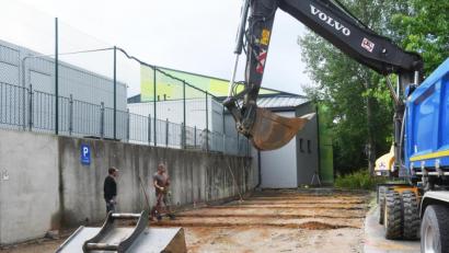 Bild: Gabi Schönberger
Seit Montag machen Bagger am Parkplatz der Schwimmhalle Platz für neue Container für die Lobkowitz-Realschule. Am Tag darauf bekam der Neustädter Stadtrat den entsprechenden Bauantrag.
