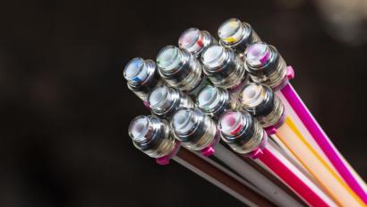 Symbolbild: Matthias Rietschel/dpa
Das Ende eines Bündels Glasfaserkabel. In Erbendorf sollen bald viele Haushalte einen solchen Anschluss bekommen.