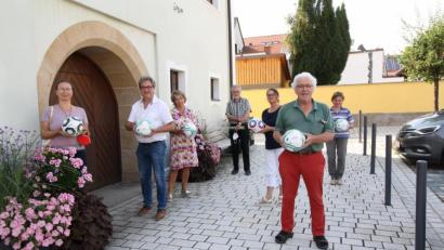 Bild: bjp
Der "Pressather Fair-Trade-Fußball" soll die Hoffnung auf ein erfolgreiches Bewerbungsverfahren für den Titel "Fair-Trade"-Stadt symbolisieren. Im Bild (von links) Heike Heindl, Bürgermeister Bernhard Stangl, Sprecherin Gabriele Löw, Stadtpfarrer Edmund Prechtl, Silke Tanner, Richard Waldmann und Maria Lober.