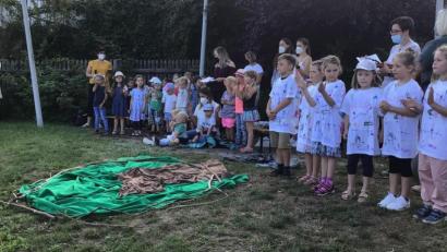 Bild: soj
Bild zeigt die Kinder mit dem Kinderhausteam und Pfarrer Pater Anish George bei der Abschlussandacht im Pfarrgarten.