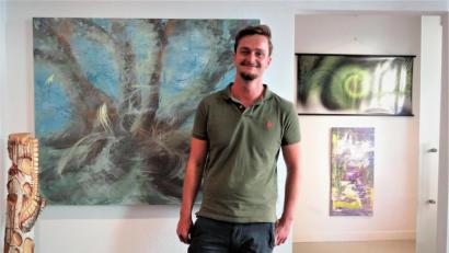 Bild: ubb
Tobias Ziegler von der Betzenmühle bei Plößberg hat eine professionelle Ausbildung als Designer an der Fachschule für Produktdesign Selb hinter sich. In seiner Heimat zeigt er nun öffentlich seine ersten Gehversuche als Maler und Skulpturenkünstler.