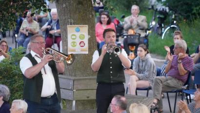Bild: fvo
Rudi Salomon (links) und Jonas Kraus spielen zusammen mit der Trachtenkapelle Waldthurn am Lennesriether Dorfbankerl
