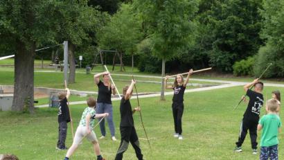 Bild: rn
Kathleen Walberer übt mit den Kindern im Ferienprogramm Grundschritte des Aikido ein, das keine wettkampforientierte Sportart ist.