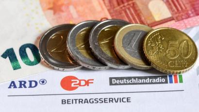 Bild: Jens Kalaene/ZB/dpa
17,50 Euro beträgt der Rundfunkbeitrag für ARD, ZDF und Deutschlandradio monatlich. Wie daraus ganz schnell 1000 Euro werden können, zeigt der Fall einer Frau aus dem Kreis Neustadt/WN.