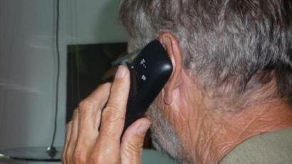 Bild: tk
Reinhard Walter steht dazu, dass er mit seiner Frau Edith beinahe auf einen Schock-Anruf hereingefallen wäre und erzählt die Geschichte, um andere potenzielle Opfer zu warnen. Sein Gesicht möchte der 71-Jährige aber nicht zeigen.