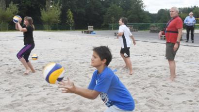 Bild: Gabi Schönberger
Roland Tschannerl vom Turnerbund Weiden erklärt den Kindern beim Ferienprogramm die Grundlagen beim Beachvolleyball.