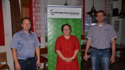 Bild: ak
Vorsitzender Christian Bäß (rechts) und Bürgermeister Christian Porsch zeigten sich erfreut, dass Marion Sendelbeck das Amt der Schriftführerin übernimmt.