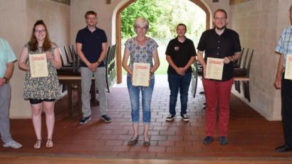 Bild: bö
Die Blaskapelle St. Ägidius Schmidmühlen ehrt langjährige Mitglieder (von links): Vorsitzender Richard Fischer, Kerstin Fischer, Zweiter Vorsitzender Alexander Böhm, Gertraud Lamecker, Dritter Vorsitzender Andreas Preussl, Roland Preussl und Jakob Dobler.