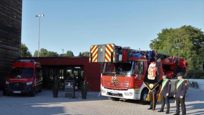 Archivbild: Johannes Werner/exb
Bei der Jahreshauptversammlung der Feuerwehr Tirschenreuth wurden der neue Mannschaftswagen und die neue Drehleiter offiziell übergeben und erhielten den Segen von Stadtpfarrer Georg Flierl und Diakon Fritz Lieb.