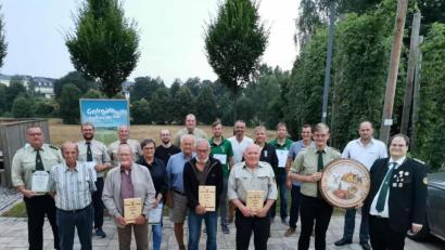 Bild: gz
Gauschützenmeister Stefan Brandmiller und zweiter Bürgermeister Thomas Kleber gratulieren Schützenmeister Daniel Biermeier zum Vereinsjubiläum und Mitgliedern für langjährige Treue und zu sportlichen Erfolgen.