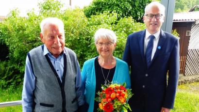 Bild: ibj
Dem Jubelpaar Dietmar und Marianne Schulz aus Luppersricht gratuliert Bürgermeister Bernhard Lindner (rechts) zur diamantenen Hochzeit.