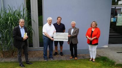 Bild: wel
3000 Euro als Spende übergab Michael Koller (Zweiter von rechts) an (von links) Rektor Werner Winderl, Karl-Heinz Stoppa (Förderverein), Thomas Schwingl und Rektorin Christine Schneider.