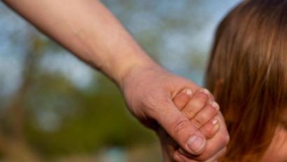 Symbolbild: Fernando Gutierrez-Juarez/dpa
Wo Kinder sind, ist Familie. Deren Stärkung in den unterschiedlichsten Lebenslagen soll die Einrichtung eines Stützpunktes fördern.