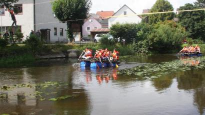 Bild: wro
Die Floßfahrten auf der langsam dahinfließenden Waldnaab wurden oft zu einem Familienausflug. Unter der Seilbrücke hindurch steuerte man die Burg, danach wieder das Ufer an der Gemeindewiese an.