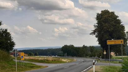 Bild: ils
Ab kommendem Montag wird auf der B 22 zwischen Wendersreuth und Altenstadt die Fahrbahn erneuert. Bis Ende August müssen sich die Verkehrsteilnehmer auf Sperrungen einstellen.