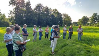 Bild: hir
Die engagierten Frauen des Pfreimder Frauenbundes machten sich auf einem spirituellen Spaziergang, der unter dem Motto "Mein Gott, wie schön ist die Welt" stand.