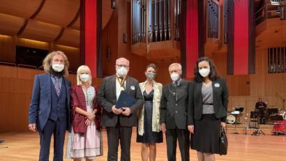 Bild: Förderverein Maria Kulm/exb
Nach der Verleihung des Karlspreises an Daniel Herman (Dritter von links) fasste der Fördervereins-Vorstand den Beschluss für die Durchführung des Wallfahrtstags. Von links Luis-Andreas Hart mit Staatsministerin Trautner, von rechts CZ-Generalkonsulin Kristina Larischova, Helmut Eikam und Erika Tesar (Stiftung Bayerische Gedenkstätten).