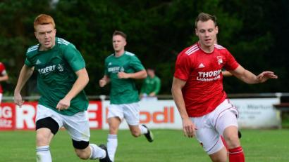 Bild: exb
Sebastian Ebenburger (links) vom FC Wernberg mit dem Pfreimder Maximilian Herzog. Die Wernberger reisen am Sonntag nach Kulmain, die Pfreimder nach Ensdorf.